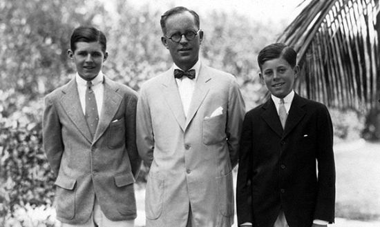老肯尼迪与自己的长子小约瑟夫(左)和次子约翰，摄于1931年。长子1944年死于轰炸纳粹德国，而次子约翰就是后来大名鼎鼎的肯尼迪总统，46岁被刺身亡。