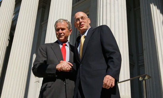 6 保尔森与总统布什在一起。面对雷曼等研发的“大规模金融杀伤武器”引发的金融危机，布什用华尔街老狐狸保尔森来救火是众望所归。